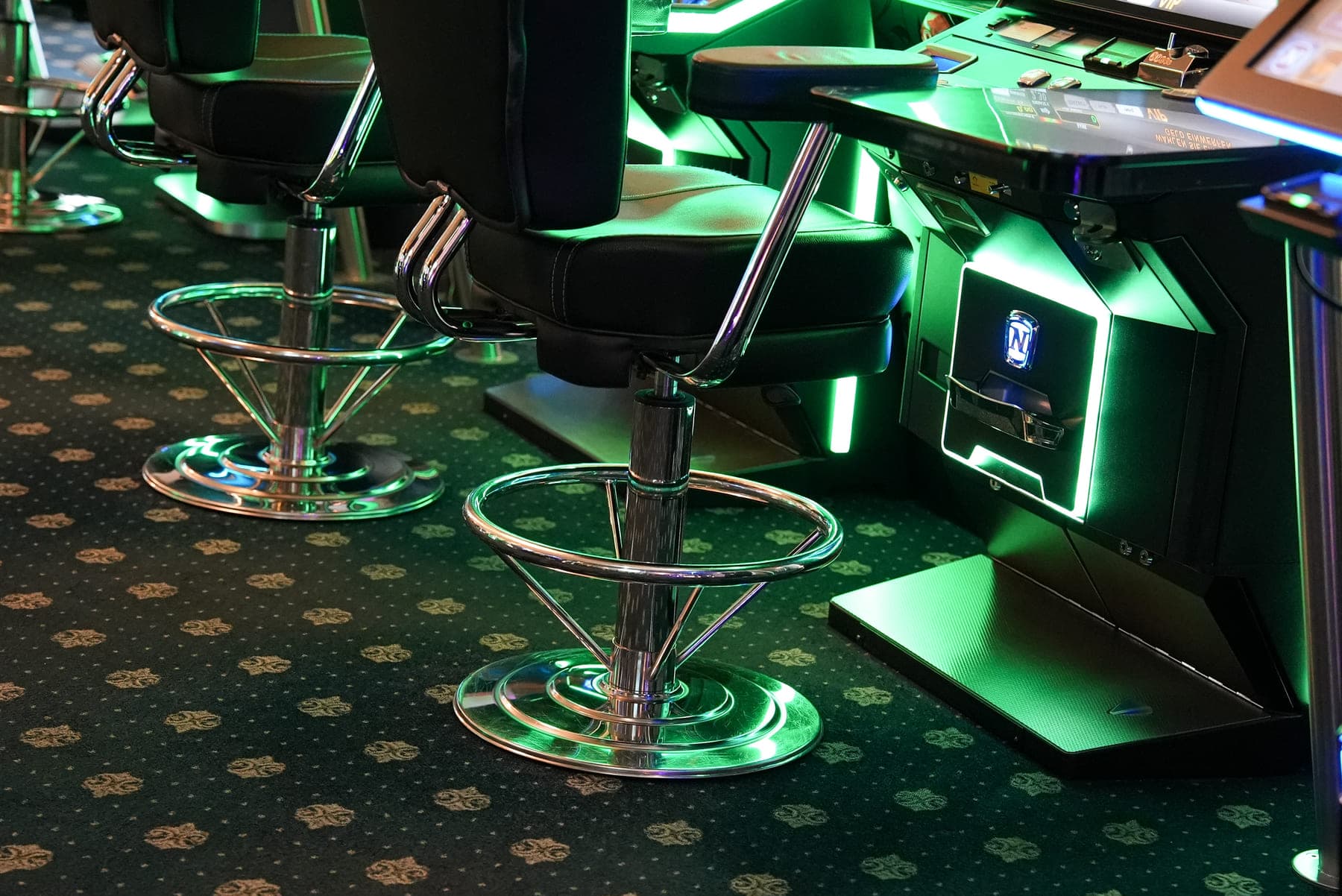 Lounge-Bereich mit Sesseln und indirektem Licht