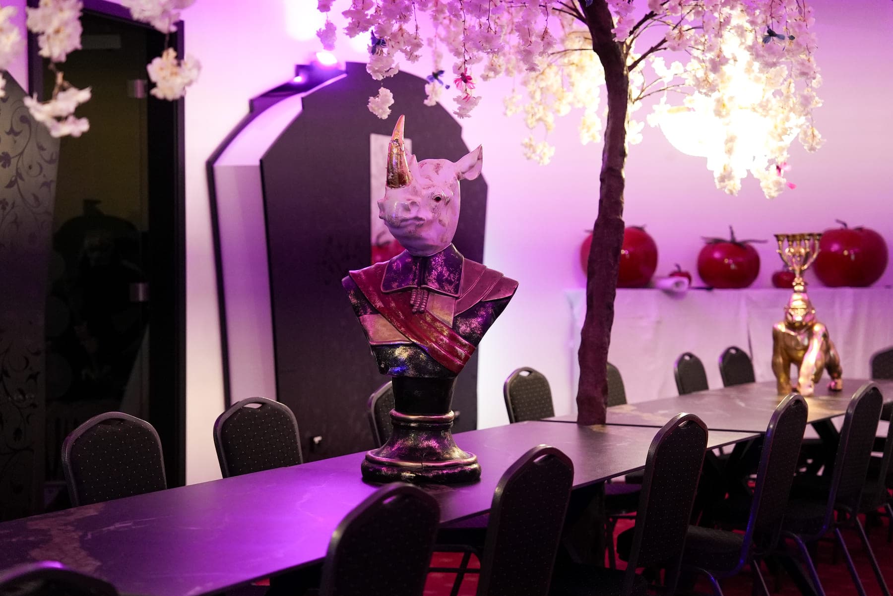Lounge mit violettem Licht