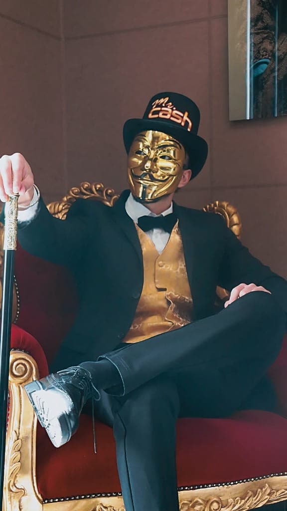 Mr. Cash im goldenen Thronsessel